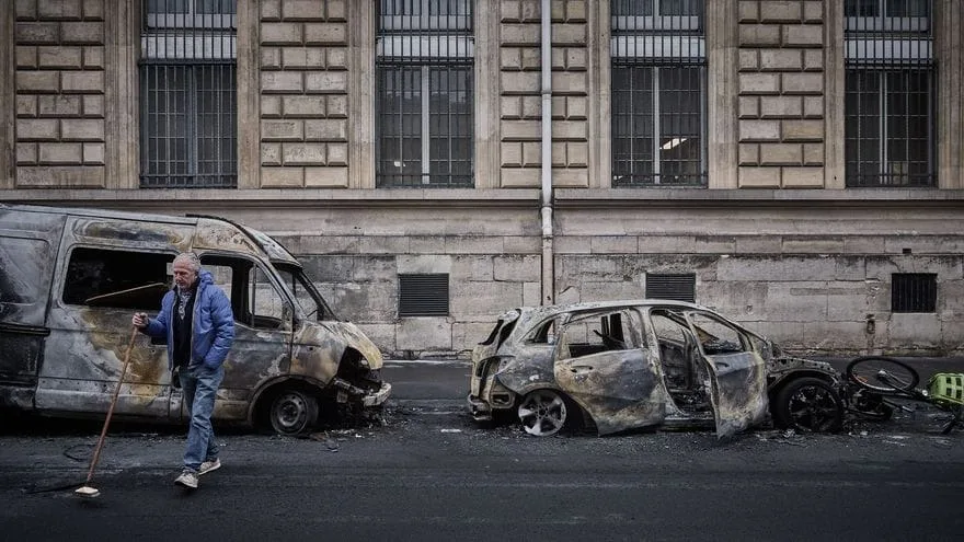 Francia decreta toques de queda parciales tras violentas protestas