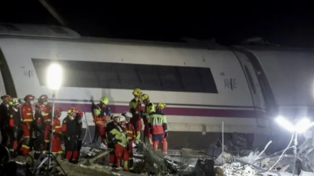 Equipos de emergencia avanzan en la investigación y remoción de escombros tras accidente.