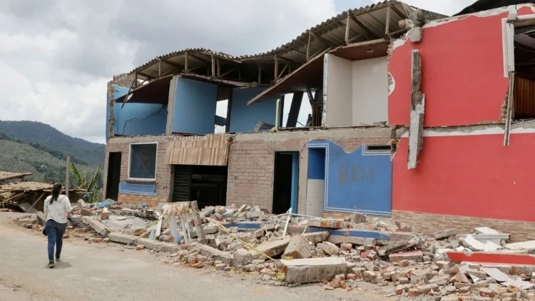 Gobernación del Valle del Cauca entrega ayudas a las familias damnificadas por un sismo