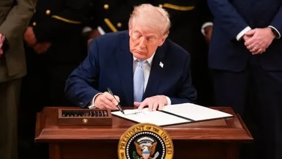 Donald Trump deroga normativa que protegía a la población LGBT en escuelas de EE. UU.