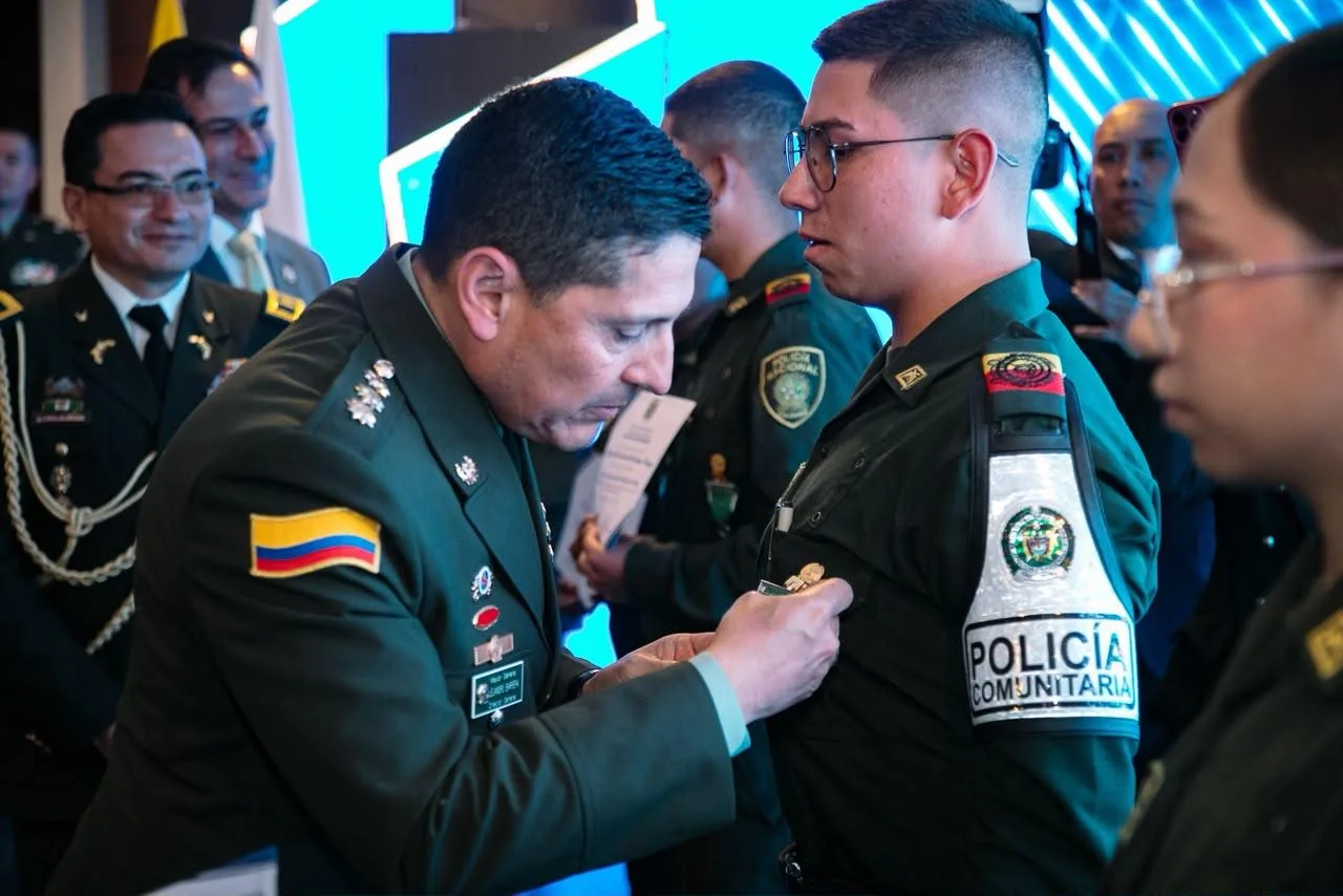Auxiliar de policía que usa IA y juegos para enseñar inglés a niños