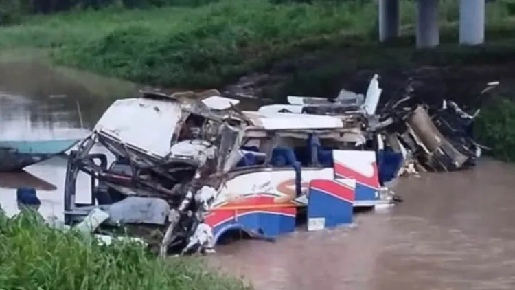 Un bus de una agrupación musical cae desde un puente vehicular y deja varios afectados