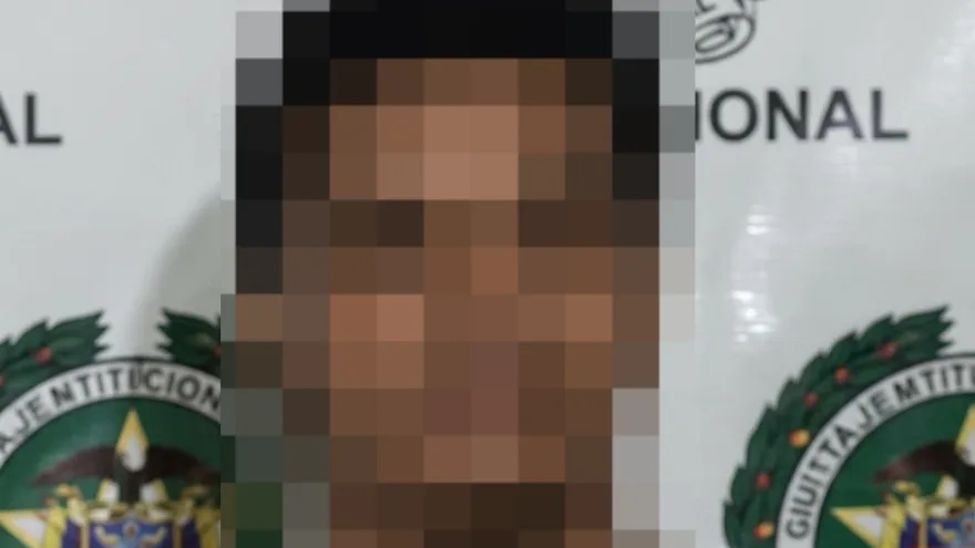 Detienen a hombre por documento falso