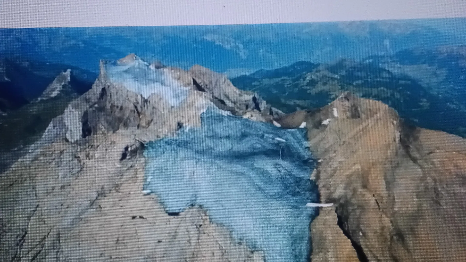 Dientes suizos cubren un glacial de los alpes con 200 metros cúbicos de lana de Oveja