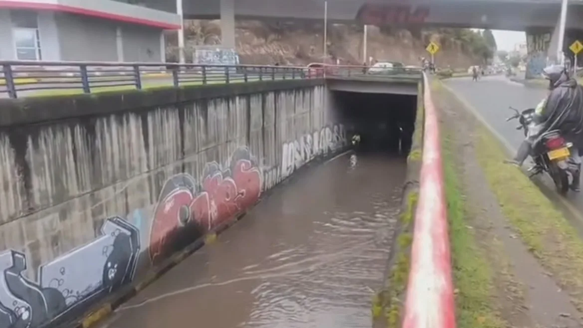 Fuerte lluvia provoca inundación debajo del puente de Chapal en Pasto
