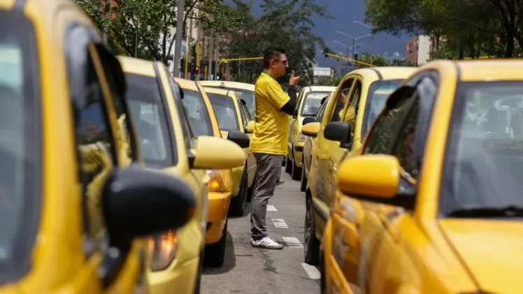 Policía impone comparendo a líder de taxistas por incitar al bloqueo de vía hacia aeropuer