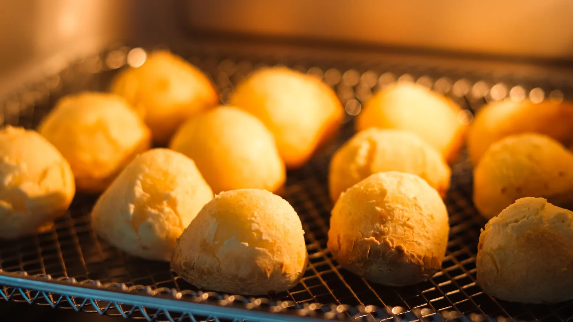 ¡Este pan de queso casero queda esponjoso, dorado y con el centro lleno de queso!