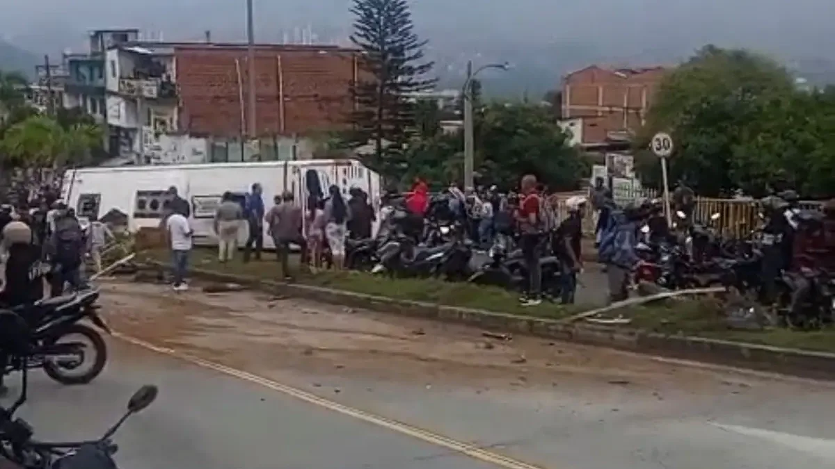 Grave accidente de bus en Medellín deja una persona muerta y varios heridos.