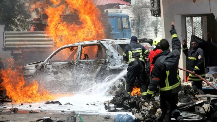 Atentado con explosivos deja dos policías y varios civiles heridos en zona urbana