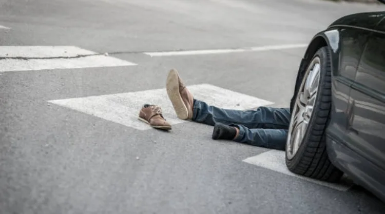 Adulta mayor fallece tras atropello de motocicleta y comunidad incinera el vehículo