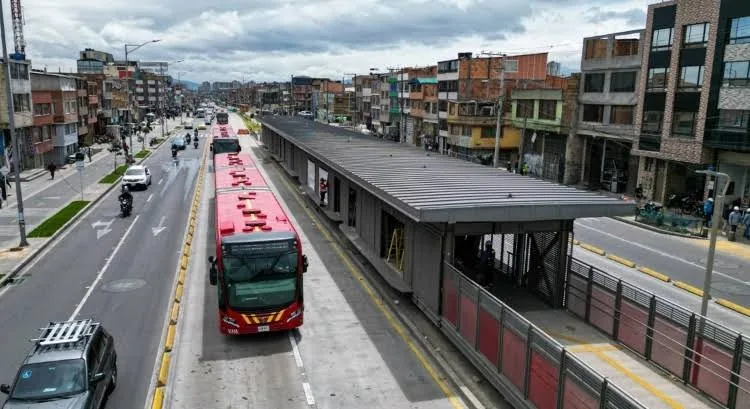 Manifestantes bloquean un importante corredor vial a la altura de la sede universitaria