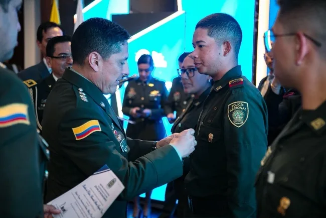Auxiliar de policía usa IA para enseñar inglés a niños en Cundinamarca.