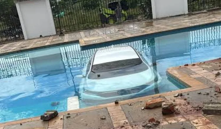 Una camioneta termina dentro de la piscina de una unidad residencial tras error al aparcar