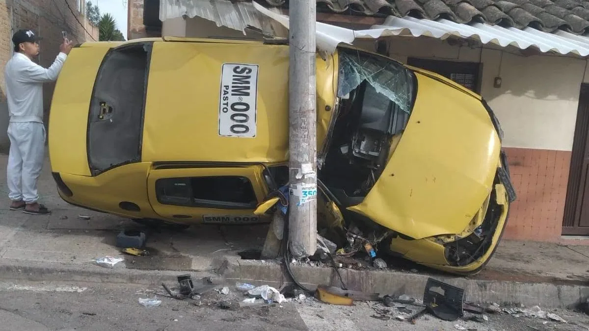 Taxi protagonizó aparatoso accidente en Pasto: quedó atrapado entre vivienda y poste