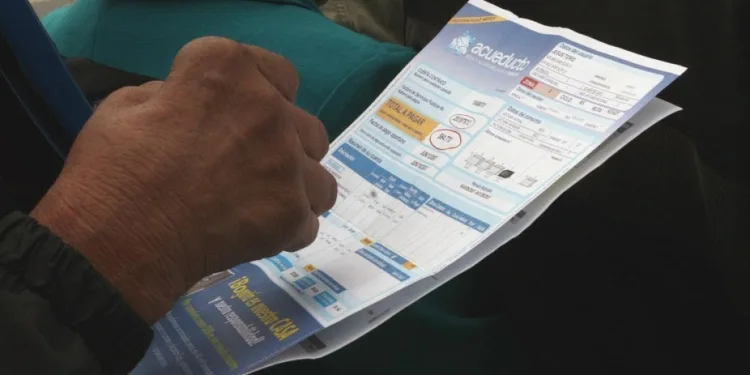 Denuncian cobro excesivo en factura de agua tras la revisión técnica de un funcionario