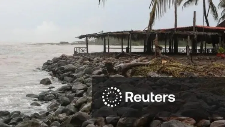 El huracán Trudy se debilita frente a México, pero persiste el riesgo de inundaciones