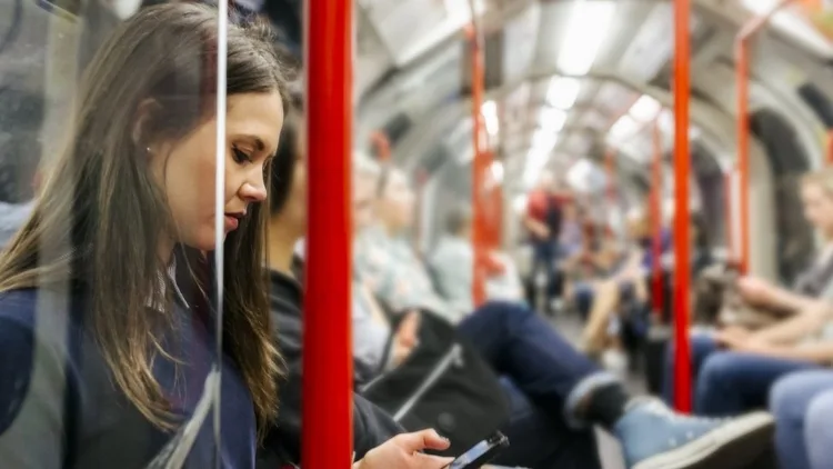 Colombiana denuncia acoso e intimidación con objeto cortopunzante en el vagón del tren