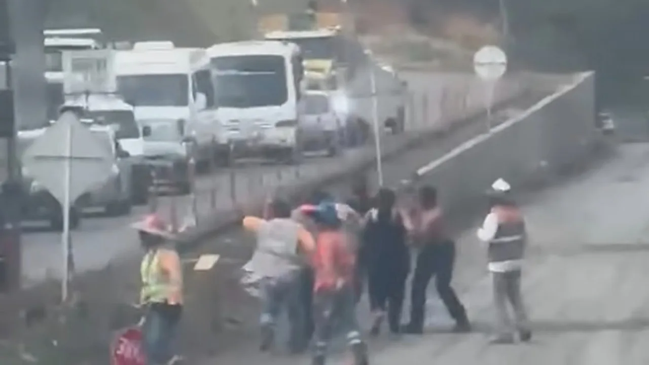 ¡Se fueron a los golpes en la vía! Video muestra pelea entre conductor de bus y volquetero