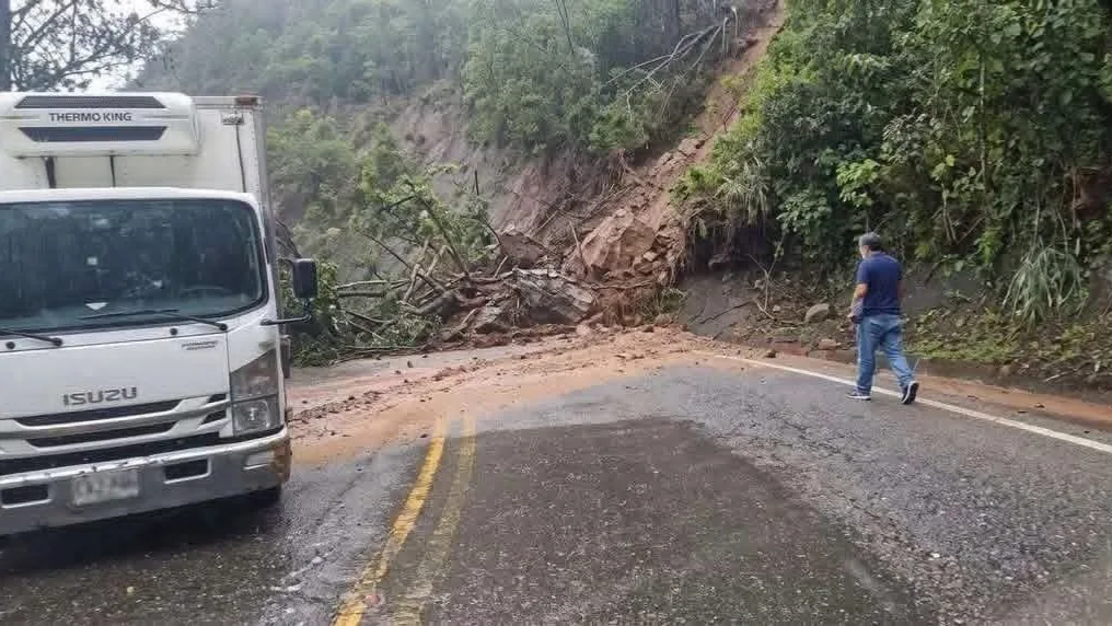 Derrumbe por lluvias afecta la movilidad en la vía Ábrego–Ocaña