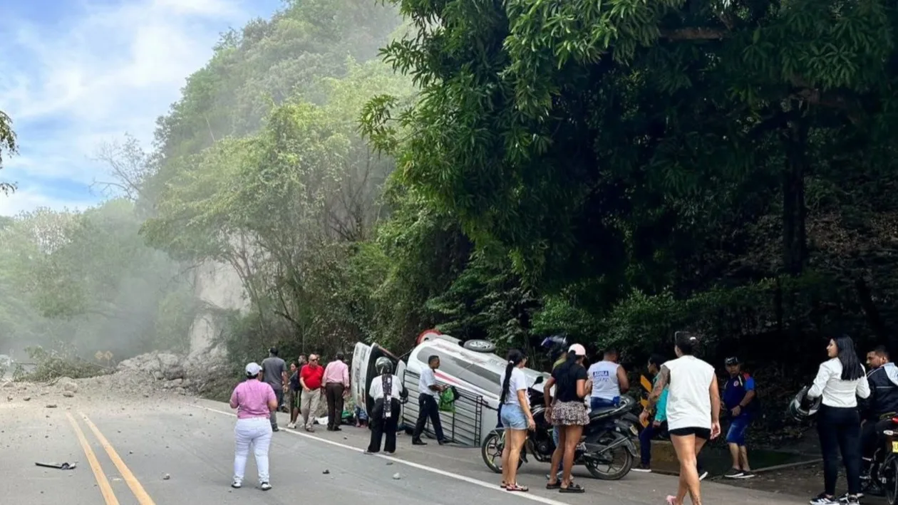 Deslizamiento provoca volcamiento de buseta de pasajeros en la vía hacia Chicoral
