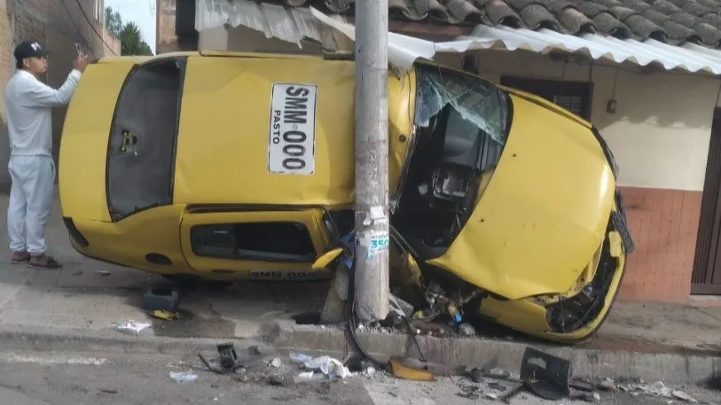 ¡Taxi terminó volcado y atrapado entre una casa y un poste en Jongovito!
