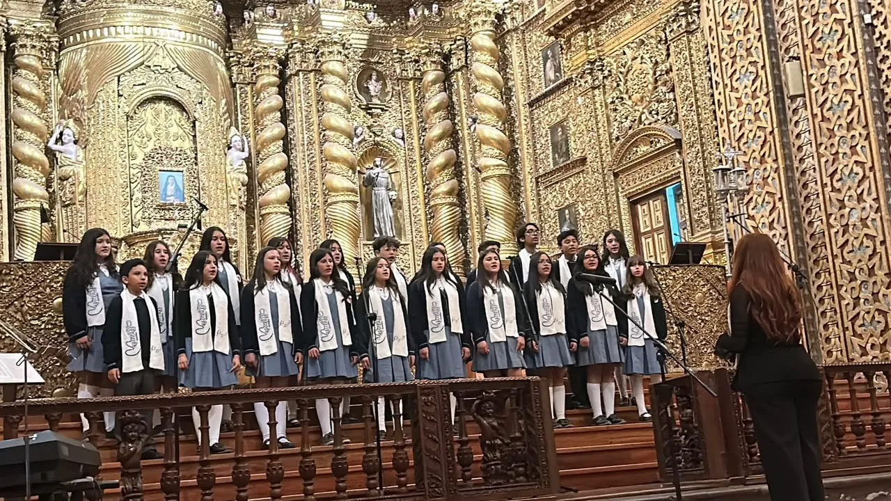 Coro del Colegio San Francisco Javier llevó la música colombiana a escenarios de Ecuador.