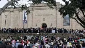 Jóvenes protestan frente al Museo Nacional por obras retiradas.