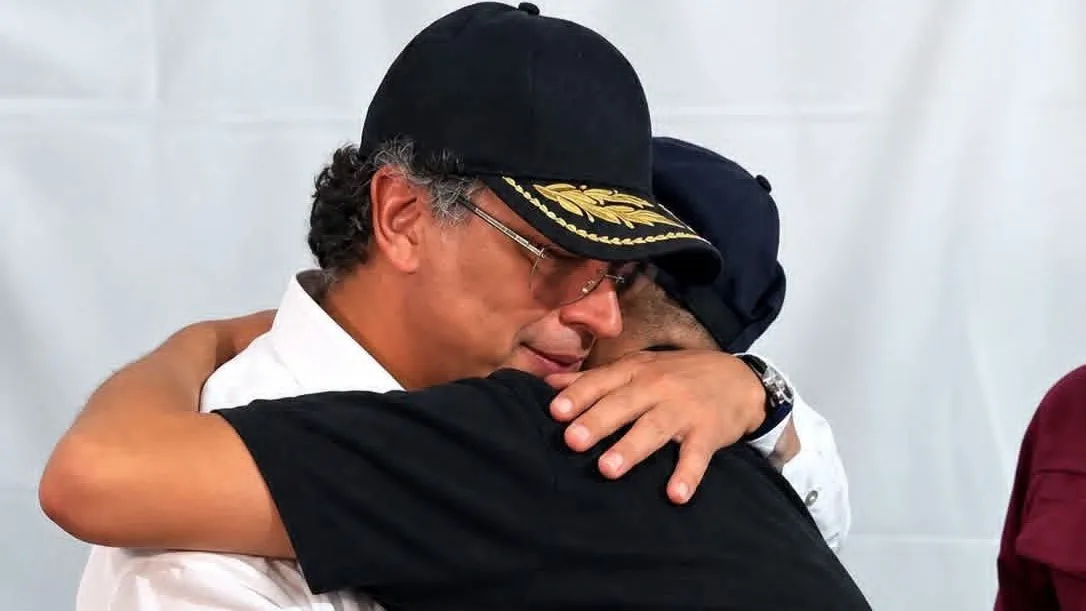 Petro perdonó a joven que lo amenazó de muerte y lo abrazó en Medellín
