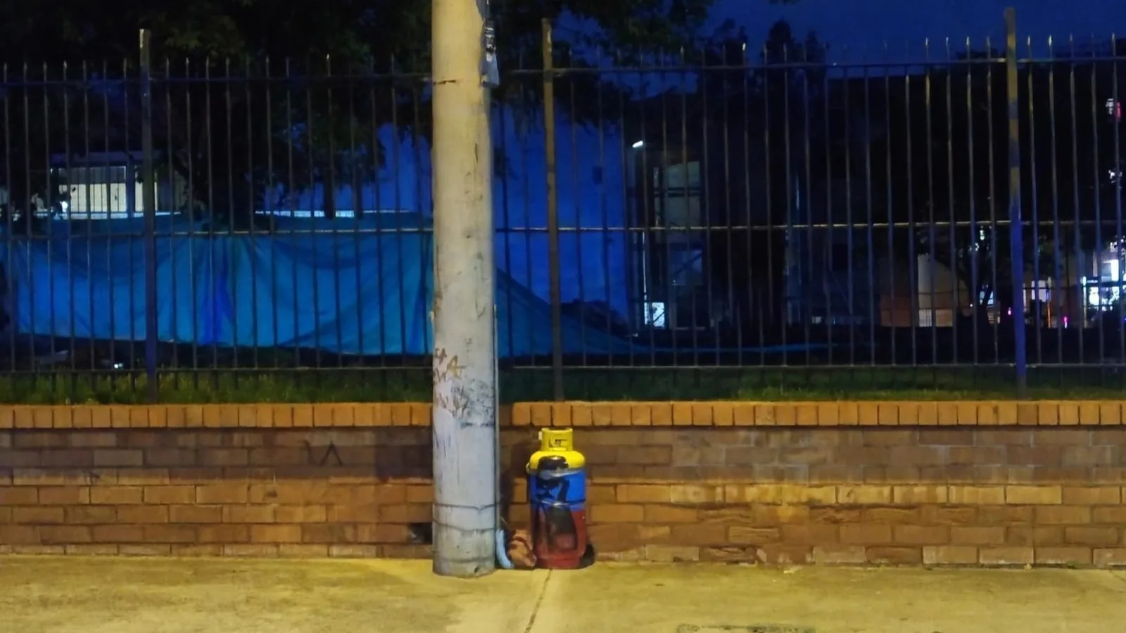 Abandonan cilindro en entrada de centro comercial en el oriente de Cali