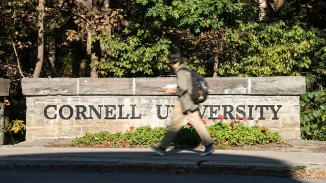 Víctima de violación en Cornell, aterrorizada tras un peligroso ataque de ‘swatting’
