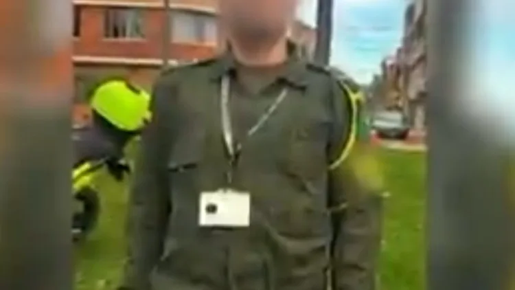 Capturan a un hombre de veintisiete años que portaba uniformes e insignias policiales