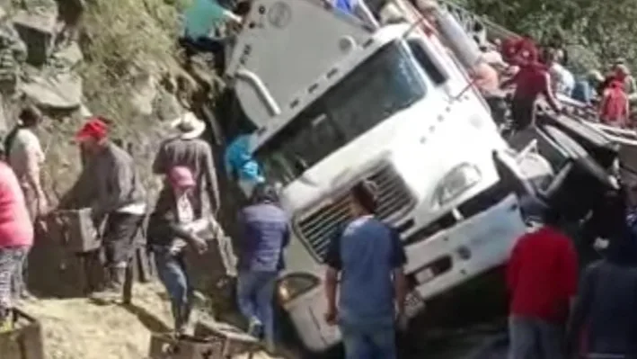 Tractocamión se vuelca tras sufrir fallas mecánicas en una vía con fuerte pendiente