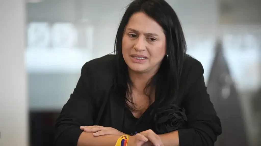 Paola Holguín responde a las protestas en el Museo Nacional y ratifica revisión de las exp