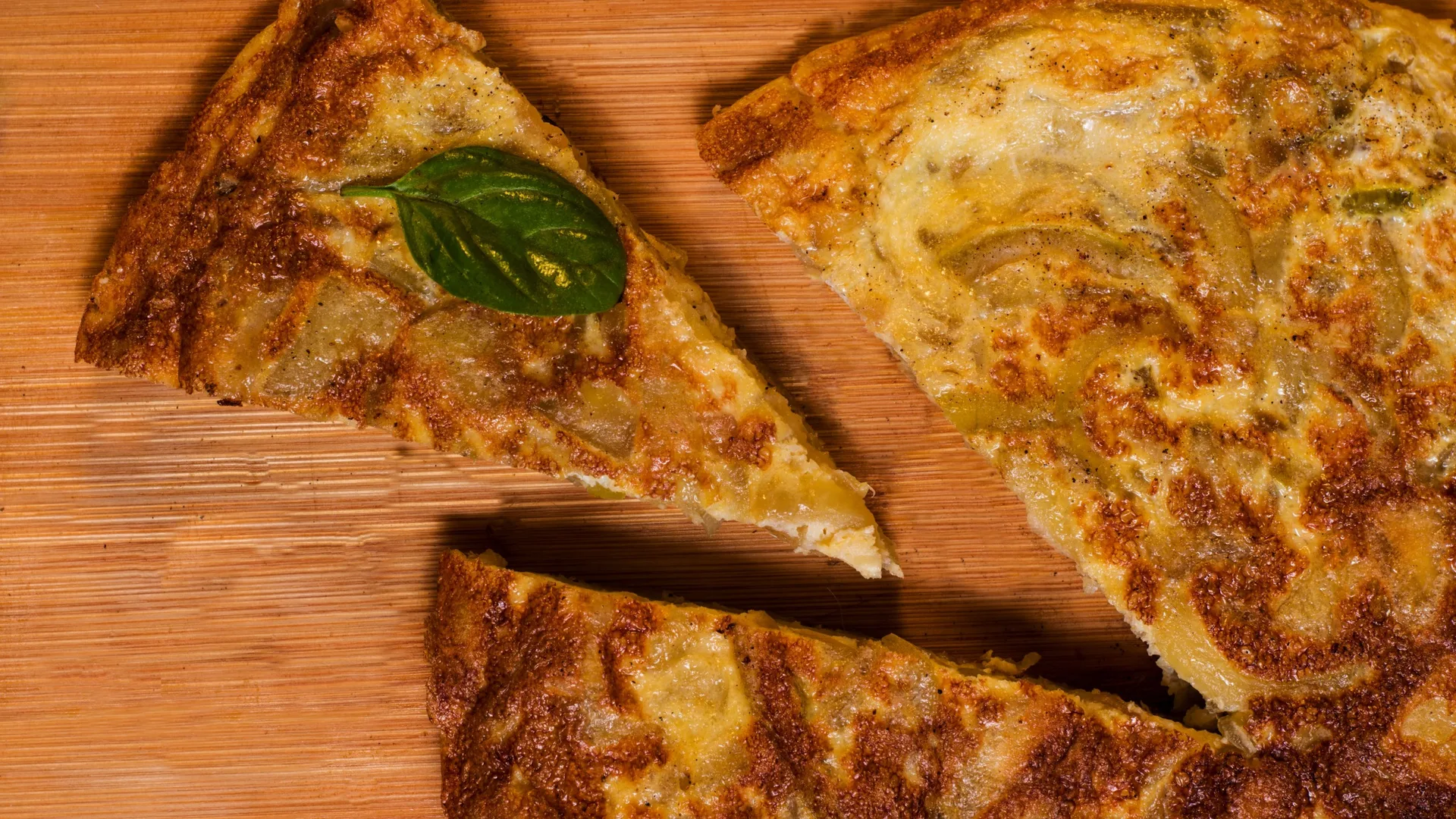 ¡Esta tortilla española queda dorada por fuera y jugosa por dentro! Receta fácil con pocos