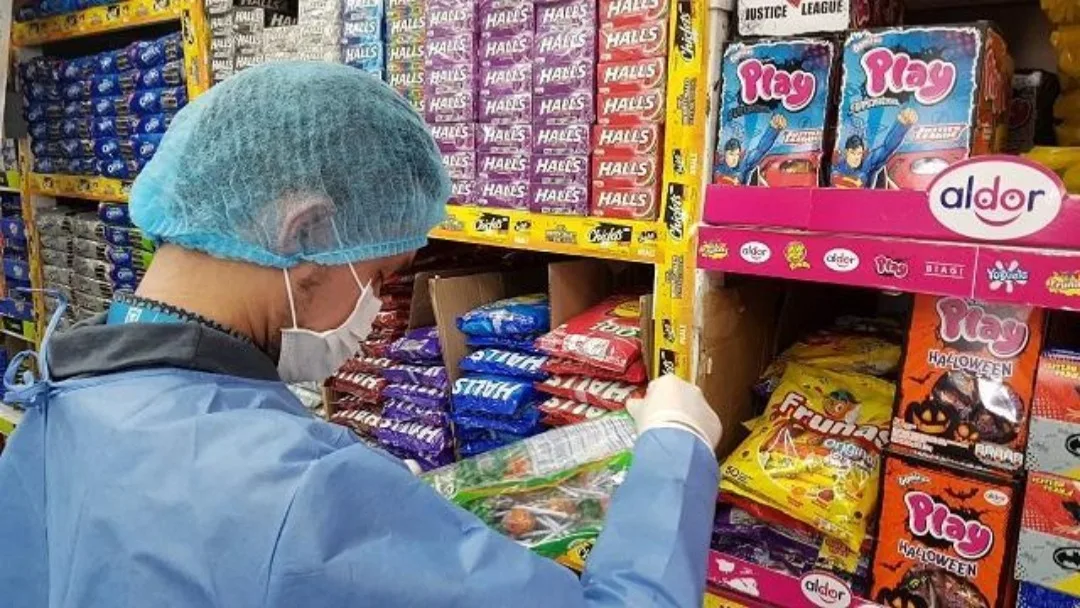 Pasto destruye 50 kilos de dulces irregulares antes de Halloween