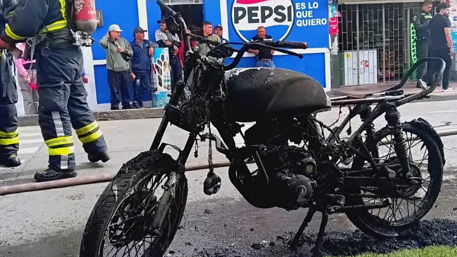 Comunidad retiene a presunto ladrón y quema su motocicleta en El Ejido, Pasto