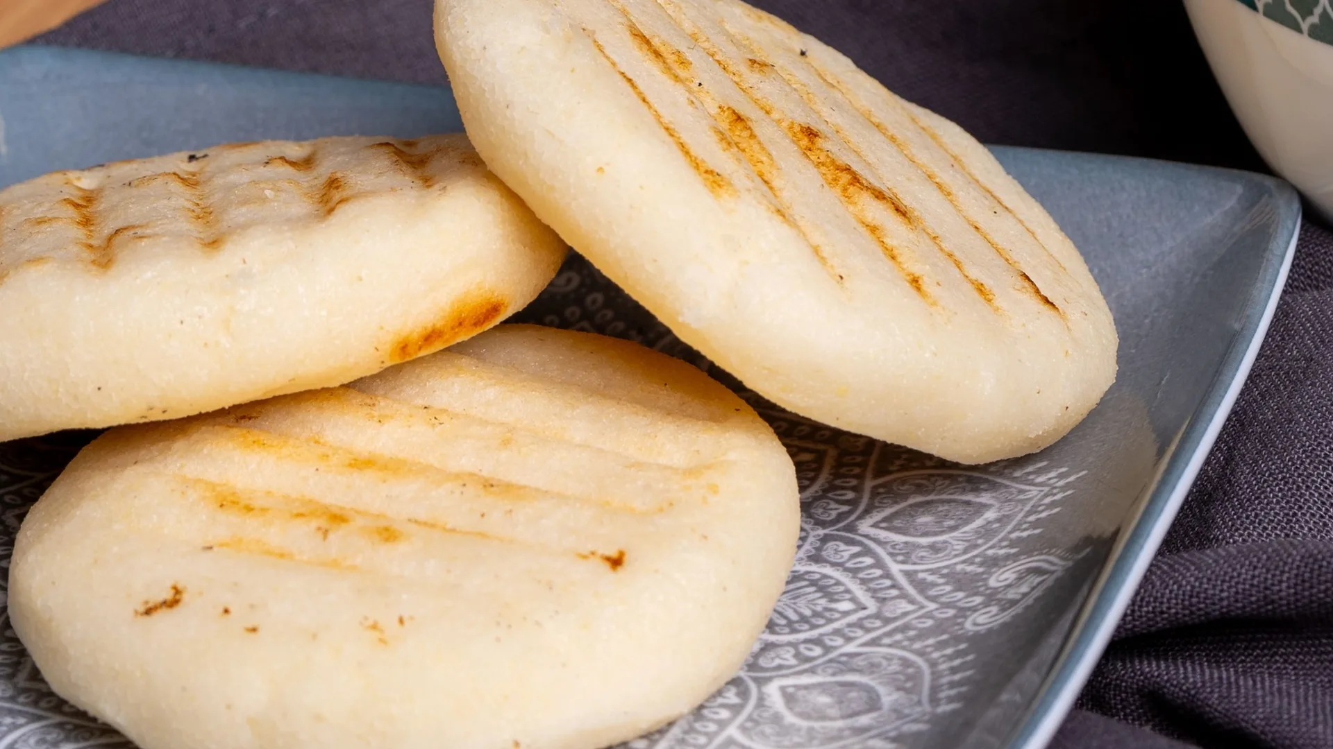¿Te sobró arroz? Prepara estas arepas doradas con queso en pocos minutos