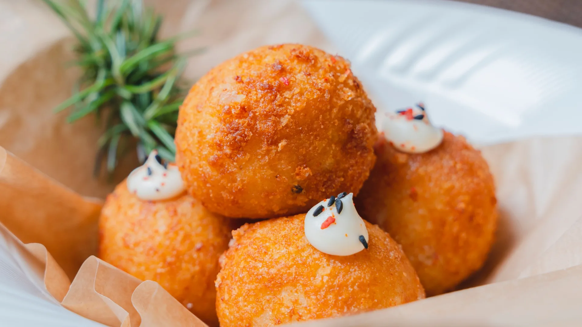 ¡Estas croquetas de coliflor con queso quedan doradas por fuera y suaves por dentro!