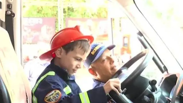 Lucas recibió emotivo homenaje de los Bomberos de Floridablanca tras cirugía a corazón abi