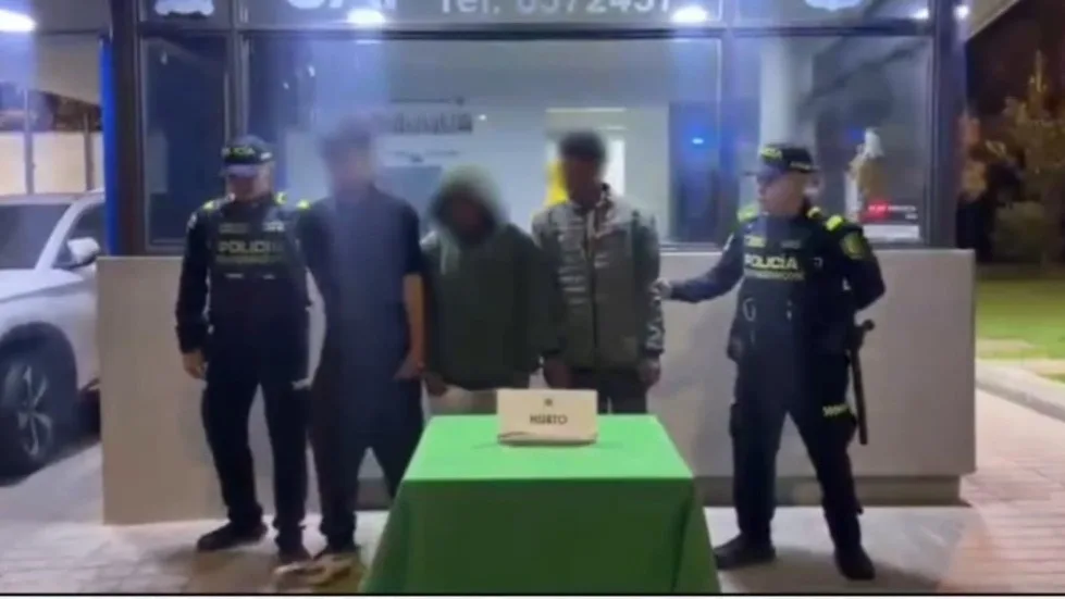 ¡Intentaron escapar por TransMilenio tras hurtar varias botellas de licor en Suba!