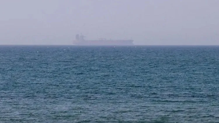 Armada de Omán evacúa a 25 tripulantes tras ataque a buque panameño