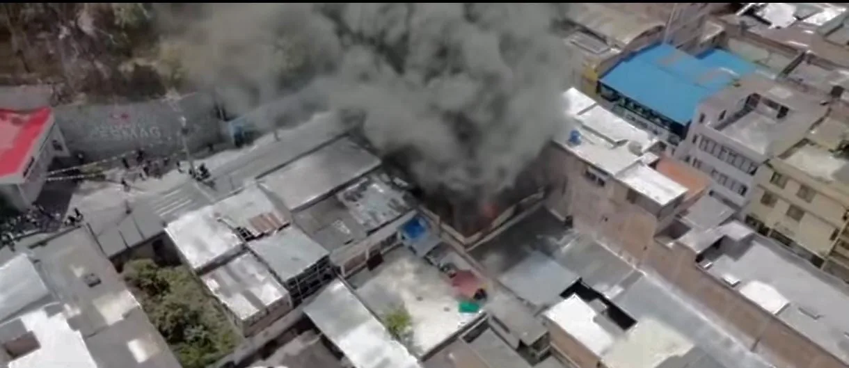 ¡Alarma en pleno centro de Pasto! Incendio en bodega de químicos obligó a evacuar comercio