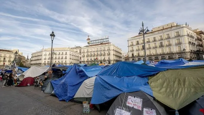Retiran las tiendas de campaña en la Puerta del Sol tras semanas de acampada