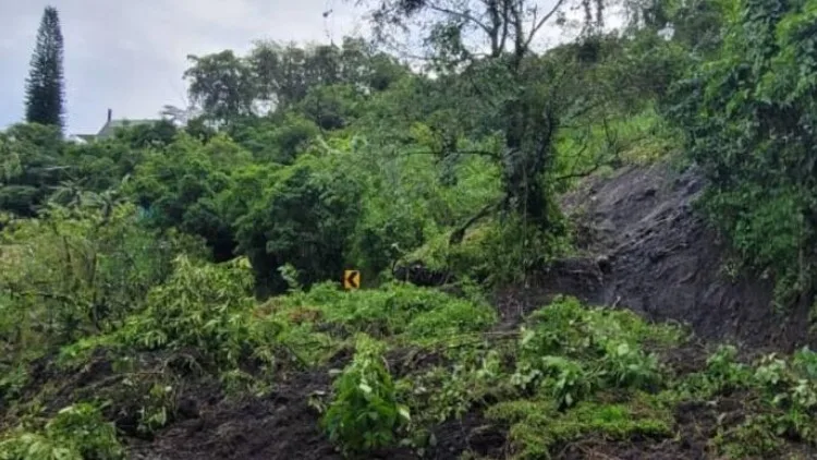 Deslizamiento destruye tres viviendas en Moniquirá y obliga a evacuar otras familias
