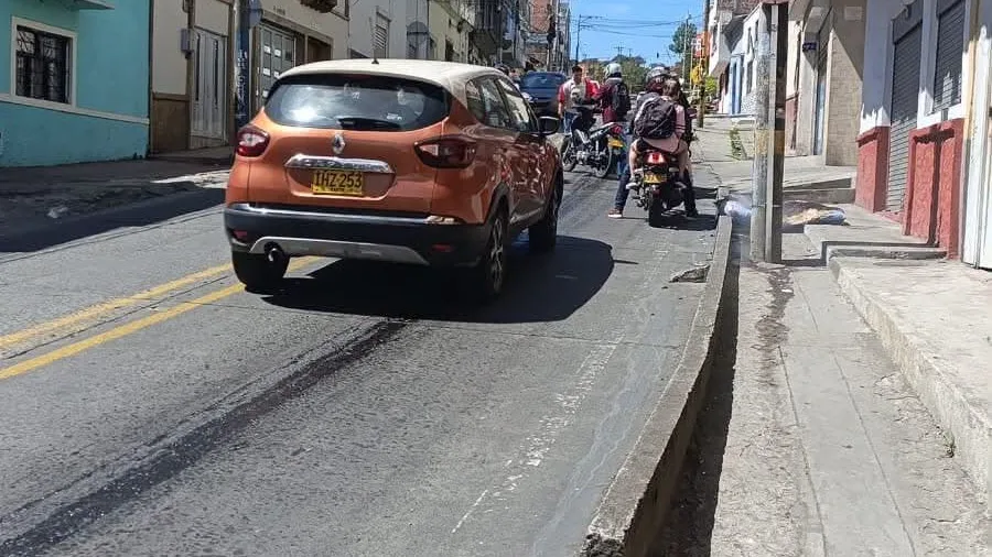Derrame de aceite en vía de Pasto pone en riesgo a motociclistas