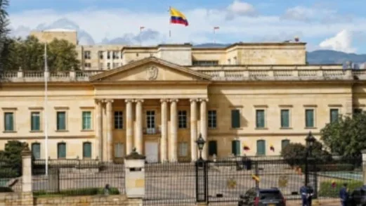 Eva Ferrer señala a Mario Fernández y Agmeth Escaf en círculo de Verónica Alcocer