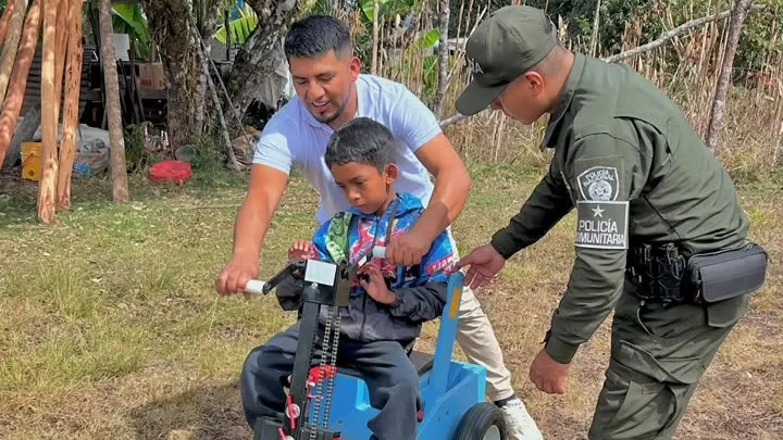 Policía apoya a niño con discapacidad en Chachagüí
