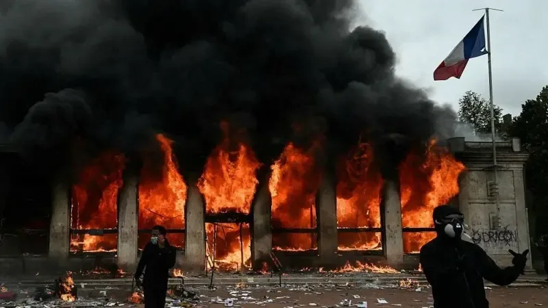 Francia registra más de 1.200 detenidos y graves destrozos tras multitudinarias protestas