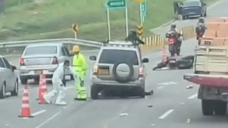 Accidente vial entre tres vehículos deja un motociclista fallecido en un corredor nacional