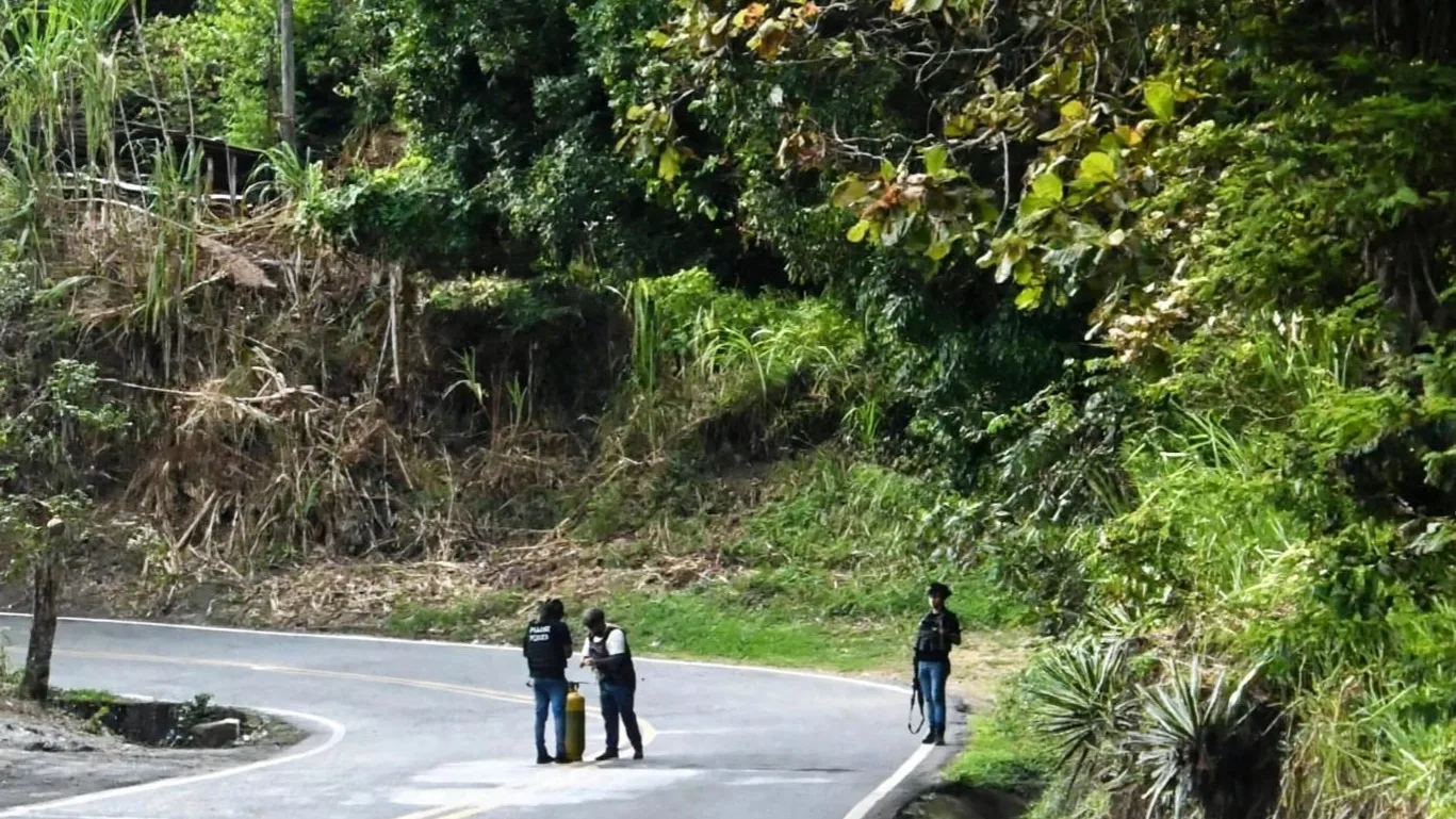 Vía Panamericana cerrada en Cauca: Ejército inspecciona cilindro con explosivos